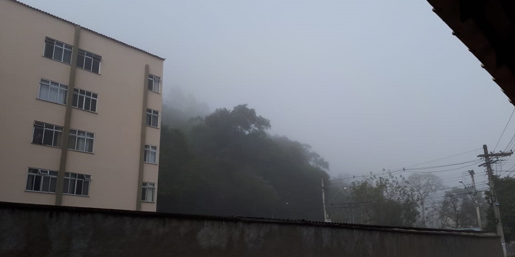 Nevoeiro encobre parte da mata no bairro Vila Amélia