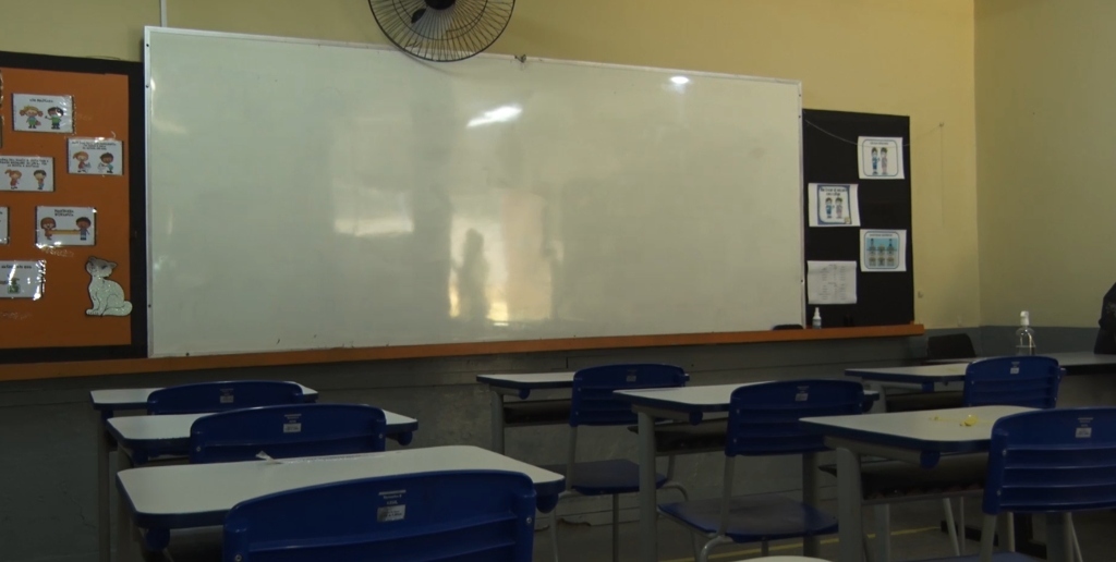 Escola improvisada, falta de mediadores e casos de Covid afetam início do ano letivo em unidades de Friburgo 