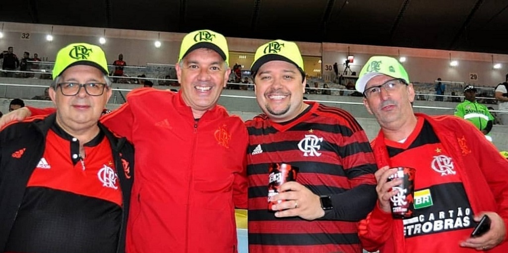 O torcedor Marcelo Chakai, segundo da esquerda para a direita, acompanhado de amigos durante jogo do Flamengo, no Maracanã