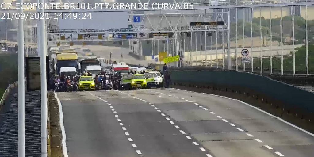 Veículos aguardam para trafegar pela Ponte Rio-Niterói após interdição por ventania, nesta terça-feira