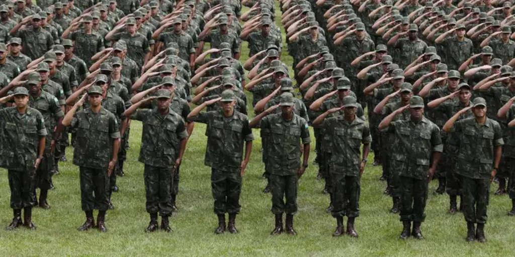 Alistamento militar é obrigatório; prazo para fazer a inscrição termina no fim deste mês