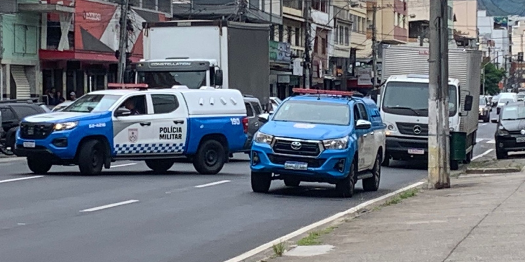 Carros da Polícia Militar chegando ao fórum na manhã desta terça-feira, 9
