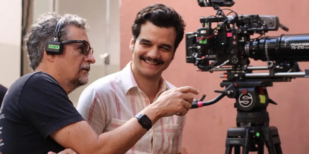Diretor Kleber Mendonça Filho e o ator Wagner Moura durante as gravações de 'O Agente Secreto'
