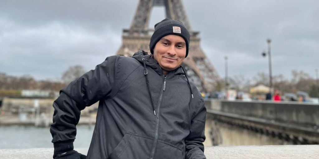 José Mateus visitou a Torre Eiffel em Paris, um dos pontos turísticos mais famosos do mundo