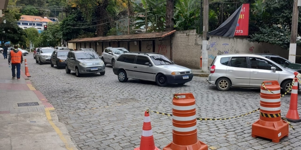 Trânsito invertido na rua Duque de Caxias causou congestionamento durante o fim de semana 