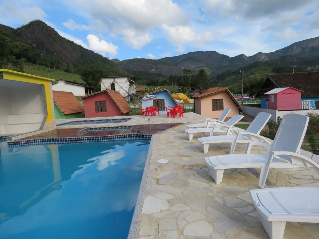 Nos dias mais quentes, dá para curtir a piscina com uma bela vista das montanhas de Bom Jardim