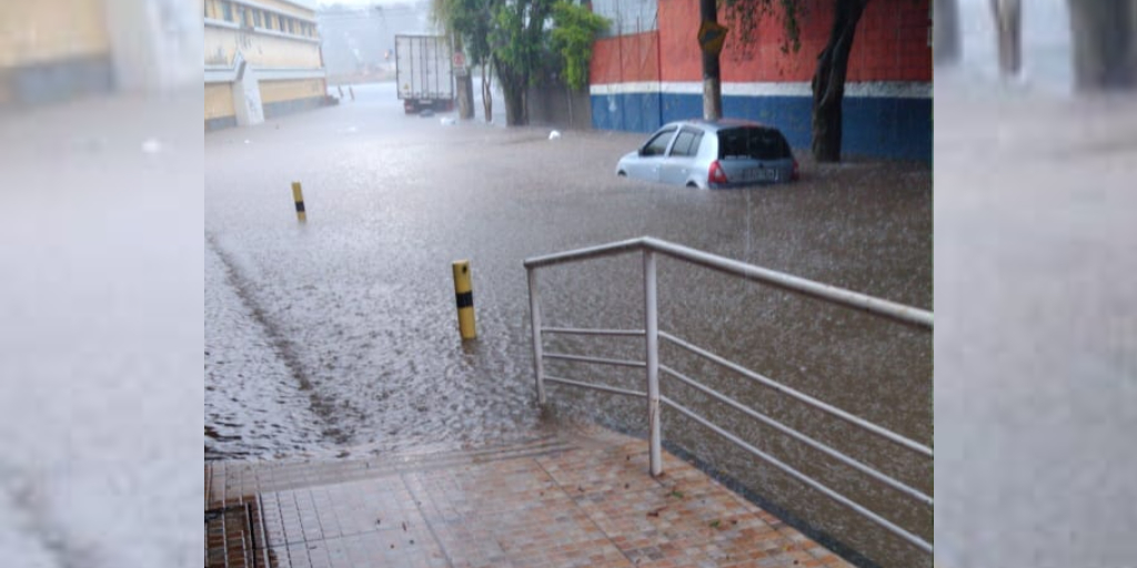 Rua do Colégio Rui Barbosa, no Prado, ficou totalmente alagada