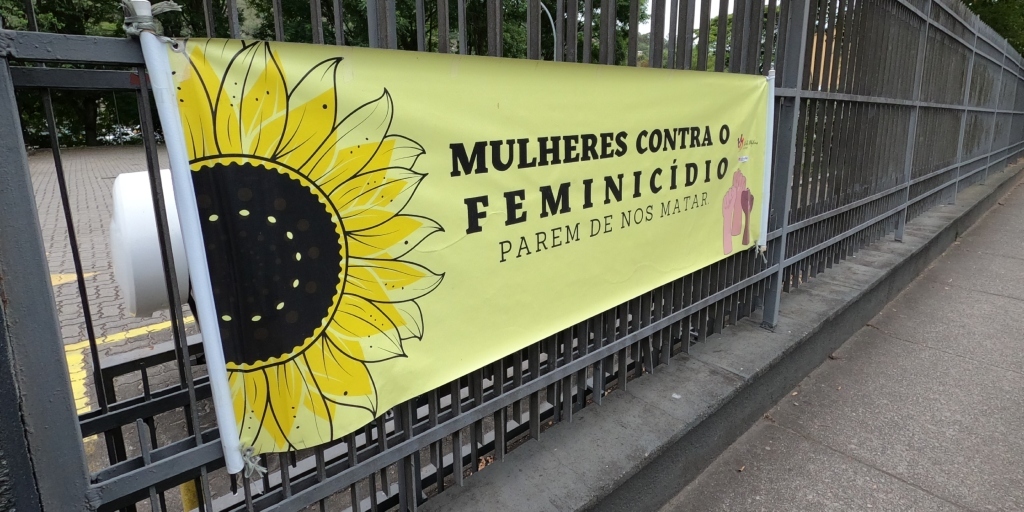 Mensagem de cartaz pede o fim da violência contra a mulher