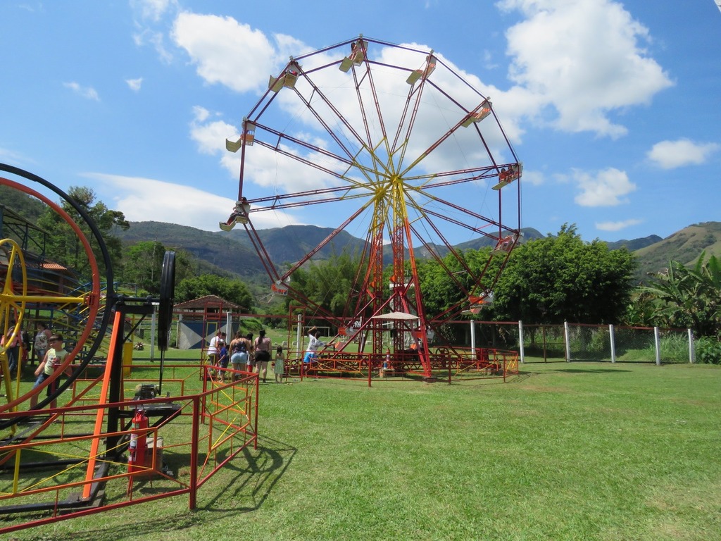 Alguns locais oferecem parque de diversões 