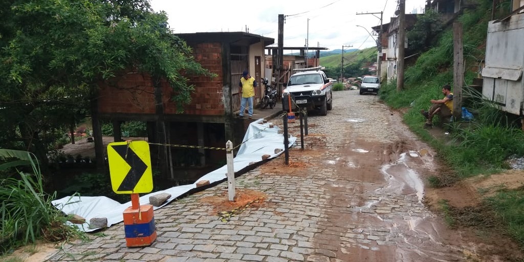 Parte de rua cai em Cantagalo devido às chuvas que atingem a Região Serrana