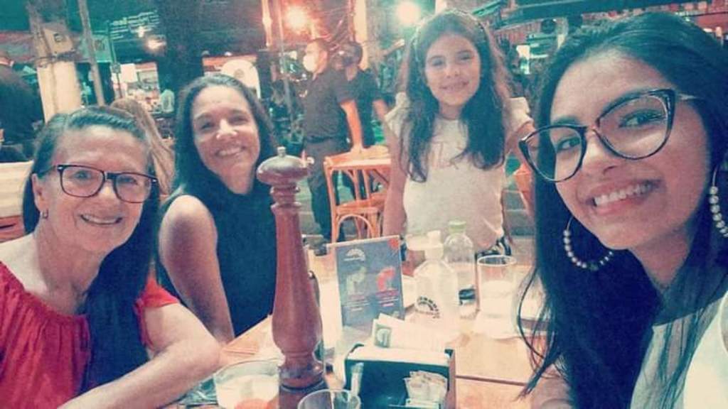 Gabriela Alejandra escolheu o balneário para viver com a família - Da esquerda para direita: Graciela Lomonte (mãe), Gabriela Alejandra Torres, Julieta Torres (filha) e Sofia Torres Costa (neta)