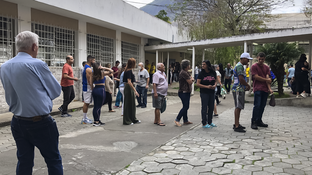 É grande o número de pessoas nas filas do Colégio Estadual Canadá, em Olaria