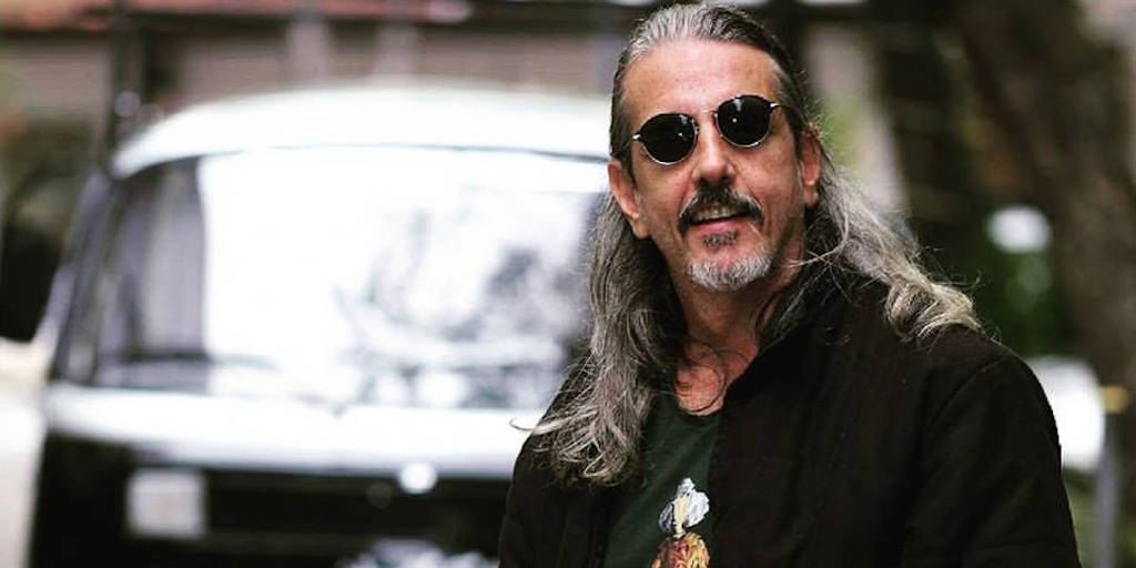 Celso utiliza a Kombi para fazer shows de rock na região.