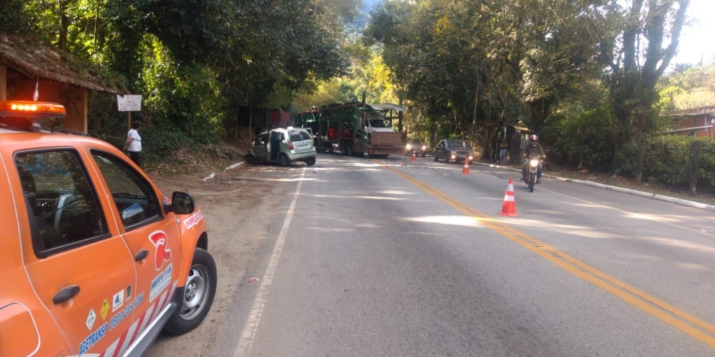 Acidente entre carro e caminhão deixa feridos na serra de Cachoeiras de Macacu nesta segunda
