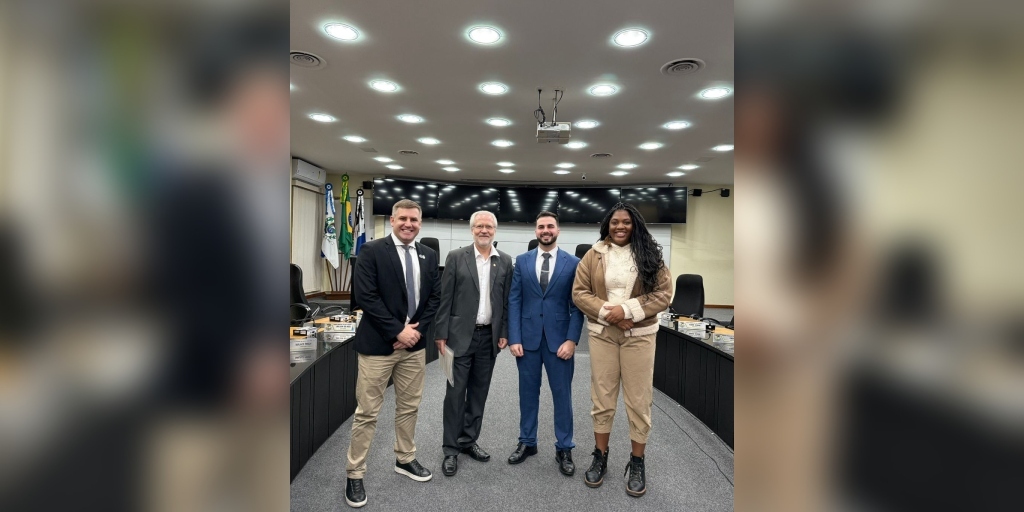 Os quatro vereadores que alegaram serem excluídos na primeira votação celebram vitória