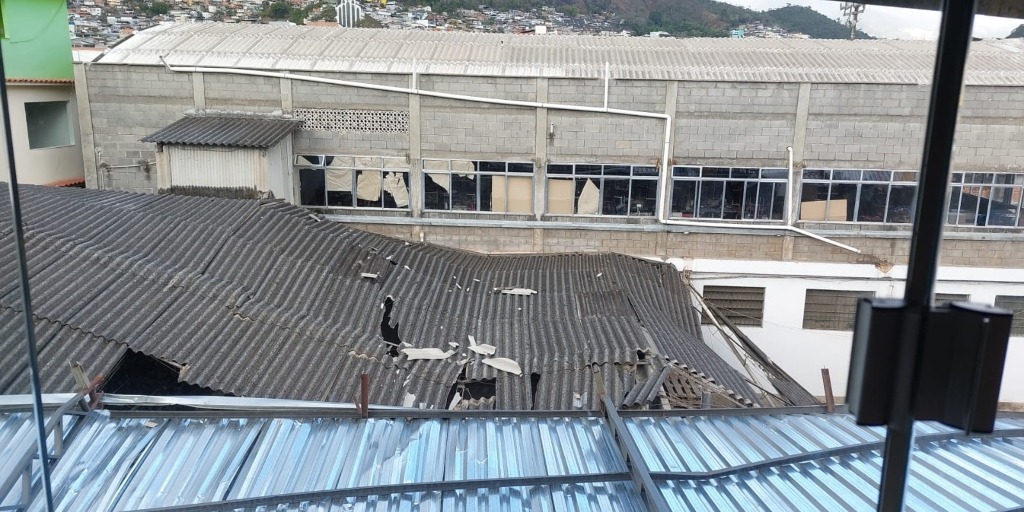 Imóveis ficaram destelhados em Olaria