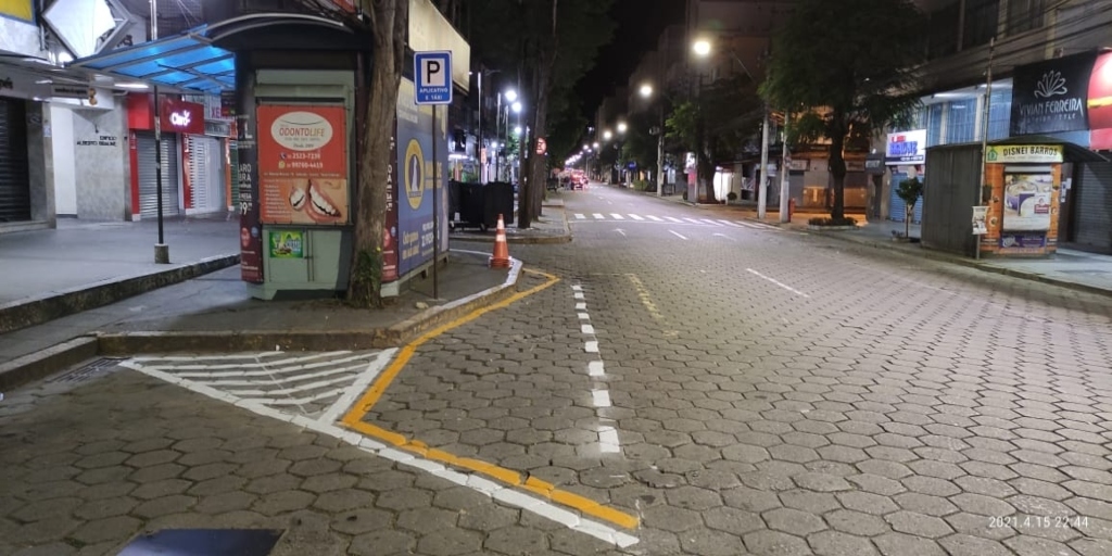 Nova Friburgo cria vagas de embarque e desembarque para passageiros de carros de aplicativo
