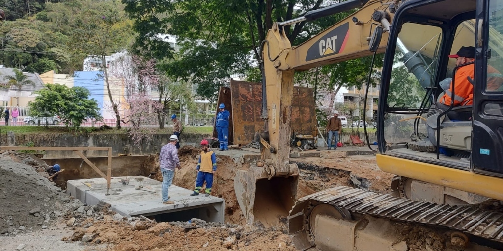 Obras de drenagem e ampliação da rede de captação de águas pluviais no Centro 