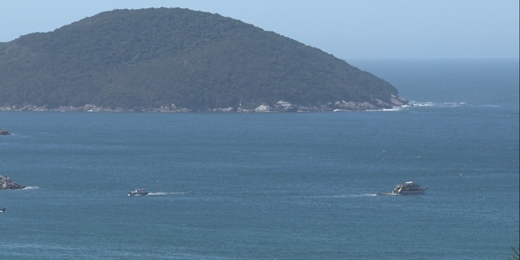 Veleiro desaparecido em Arraial do Cabo é encontrado em SC; tripulante segue desaparecido