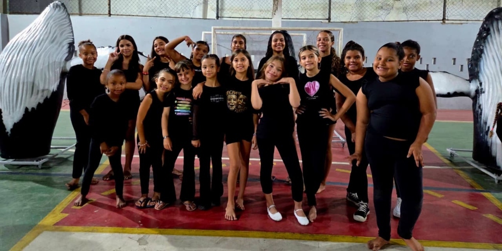 Alunos da oficina de teatro do Projeto Tecendo Talentos e integrantes do grupo teatral Nós da Praia participam de ensaio do desfile
