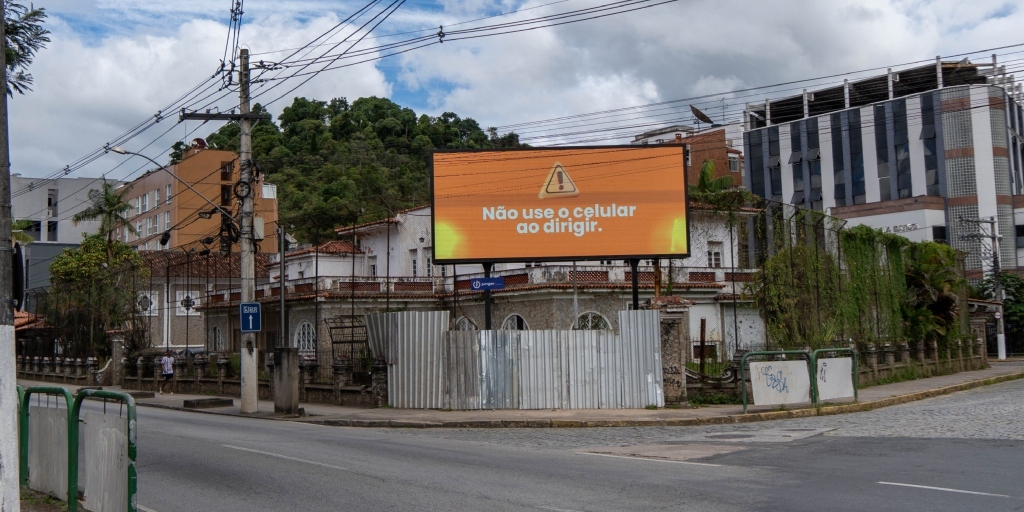 Uma das laterais possui placas de metal, porém não há informações de obras no local