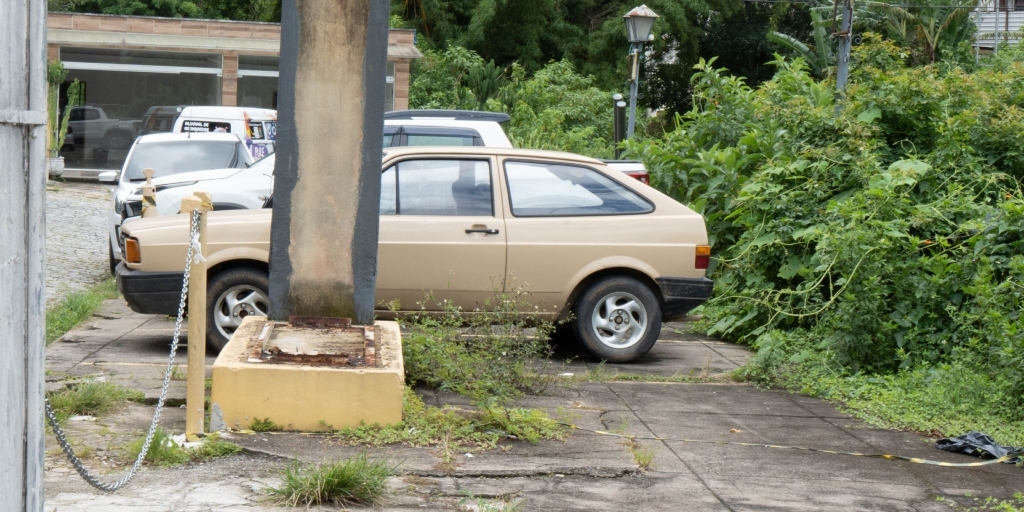 Carros continuam estacionando em local interditado, mesmo com segurança ameaçada
