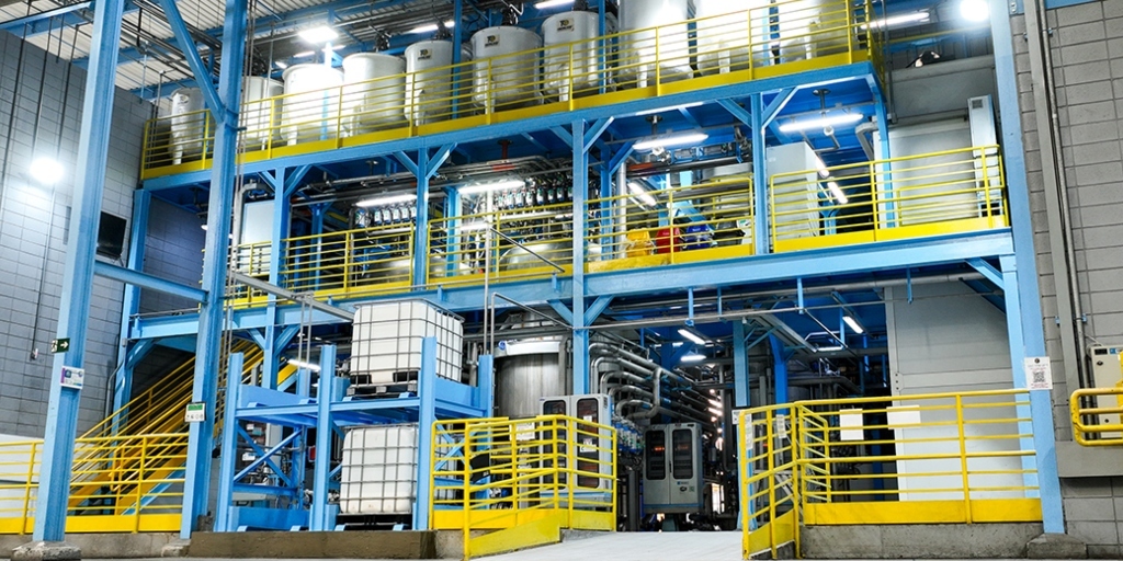 Vista geral da área de processo de fabricação de lava roupas líquido e desinfetante