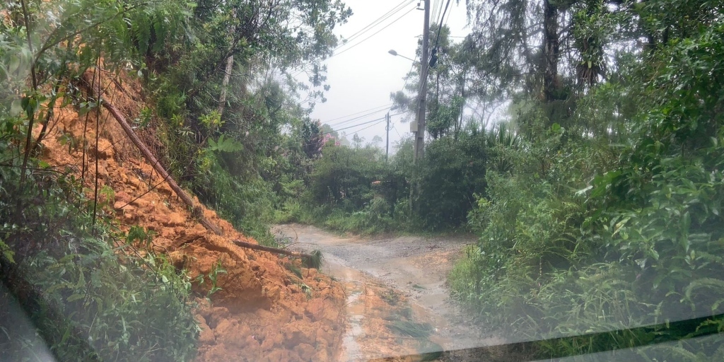 Barreira encontrada por motorista em via alternativa na antiga estrada de ferro 