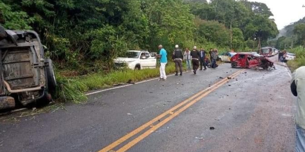 Acidente grave entre três carros deixa feridos na RJ-130, a estrada Terê-Fri