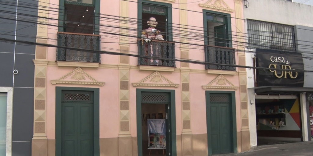 Foi cavado um buraco na parte superior do palácio para chegar até a joalheria