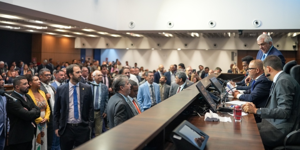 Pelas constituições federal e estadual, é o Parlamento que decide sobre prisões de seus integrantes