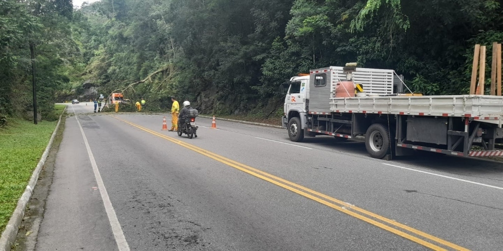 Estrada ficou parcialmente interditada perto de Cachoeiras de Macacu 