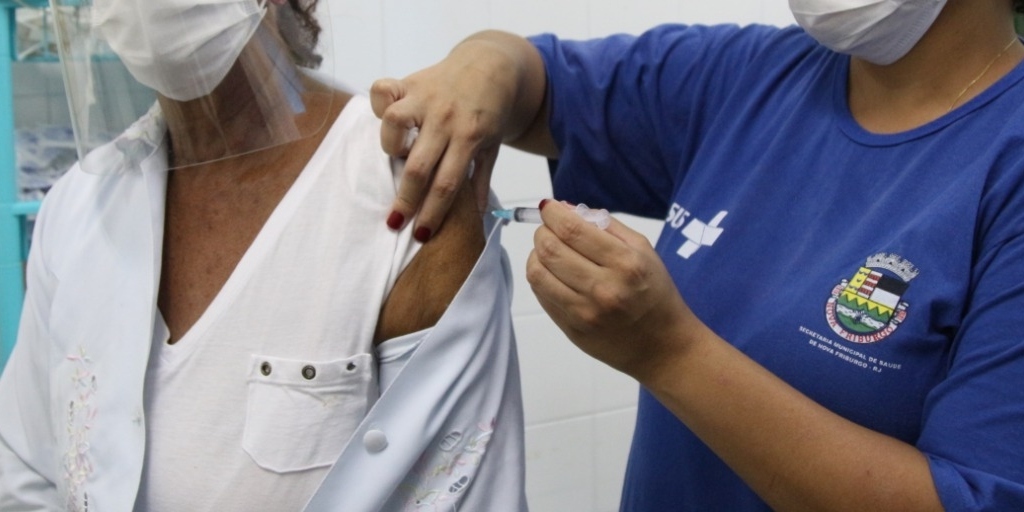Friburgo vacina pessoas de 65 e 66 anos contra a Covid-19 nesta segunda e terça