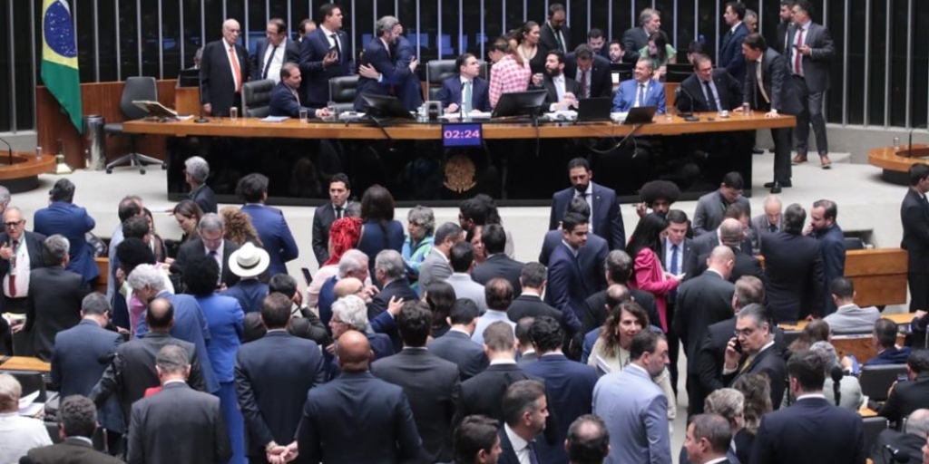 Câmara dos Deputados aprova redução de penas dos condenados pelos atos antidemocráticos em 8 de janeiro