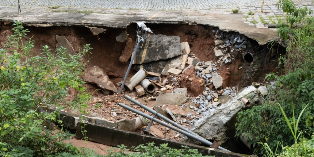 Mais de 40 dias após desabamento, trecho de rua segue sem reparos no bairro Ponte da Saudade, em Friburgo