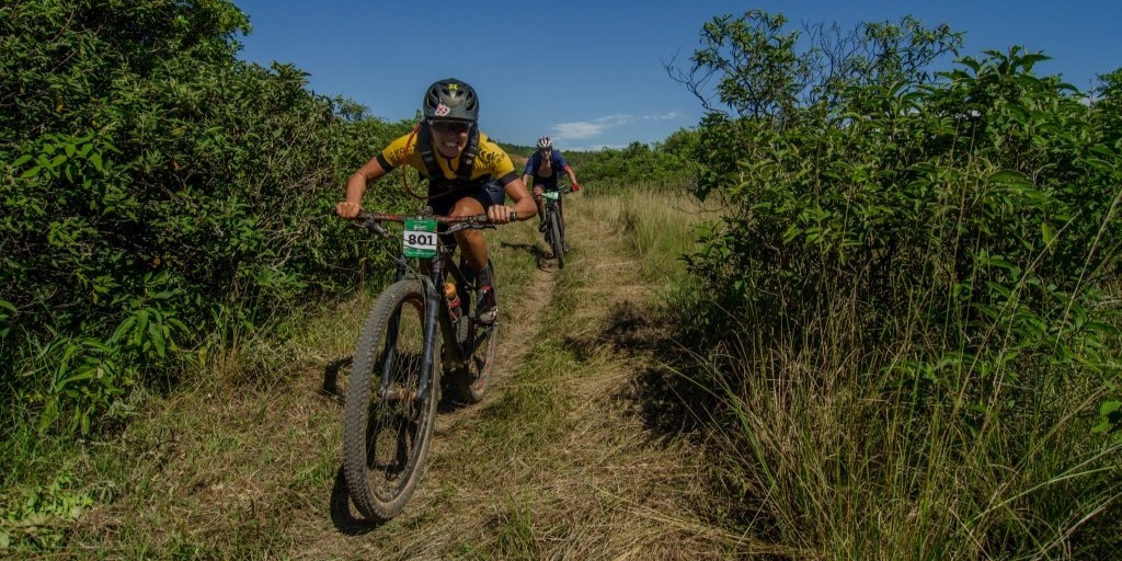 A prova reúne diferentes terrenos em estradões, single tracks e praia