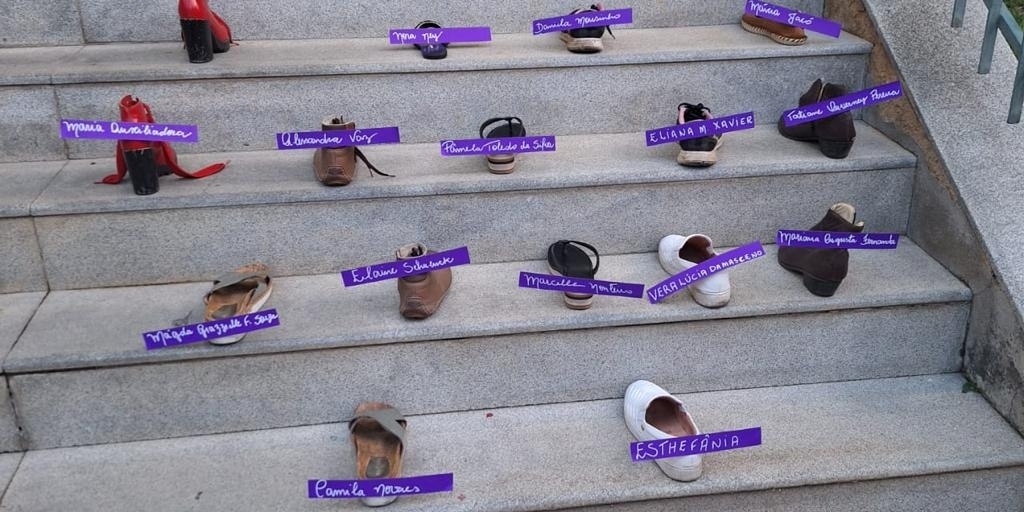 Foram colocados sapatos com nomes de vítimas de feminicídio nas escadas da Câmara