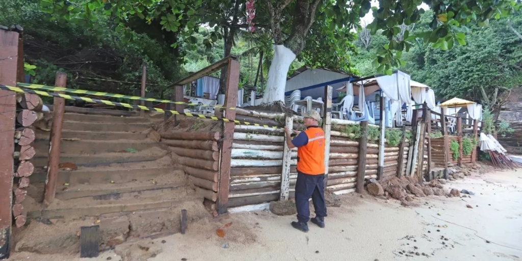 Deslizamento de terra em Búzios deixa oito pessoas desalojadas após chuva no fim de semana