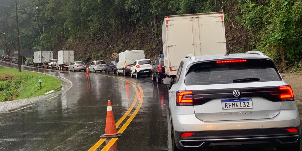 Chuva causa queda de barreira na RJ-116, em Friburgo, e outros transtornos na Região Serrana