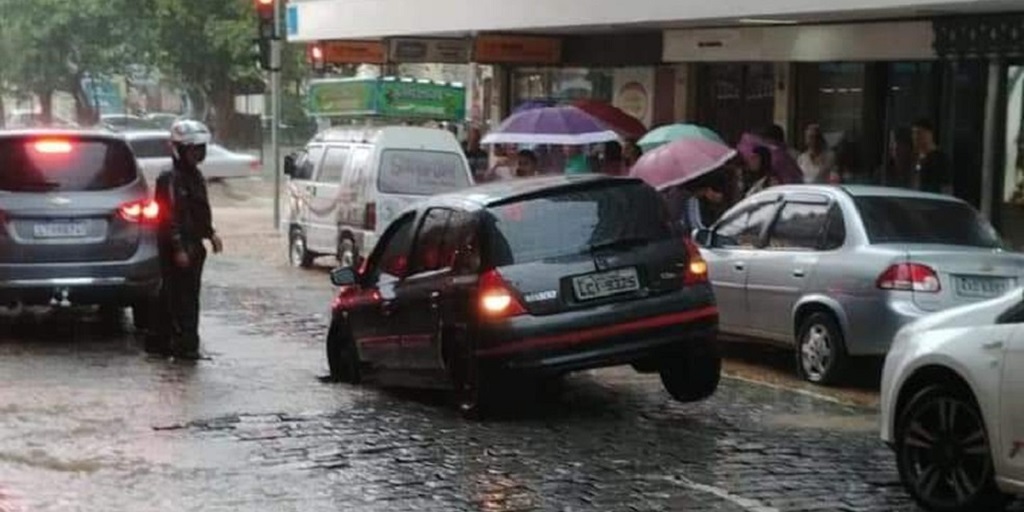 Nova Friburgo: rua fica interditada para reparar danos causados pelas chuvas