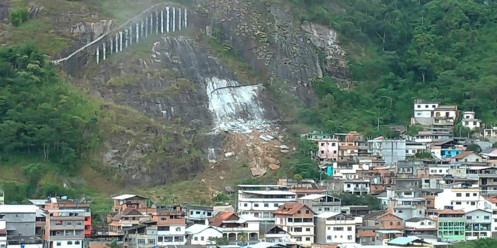 Desprendimento de pedras assusta moradores no distrito de Conselheiro Paulino