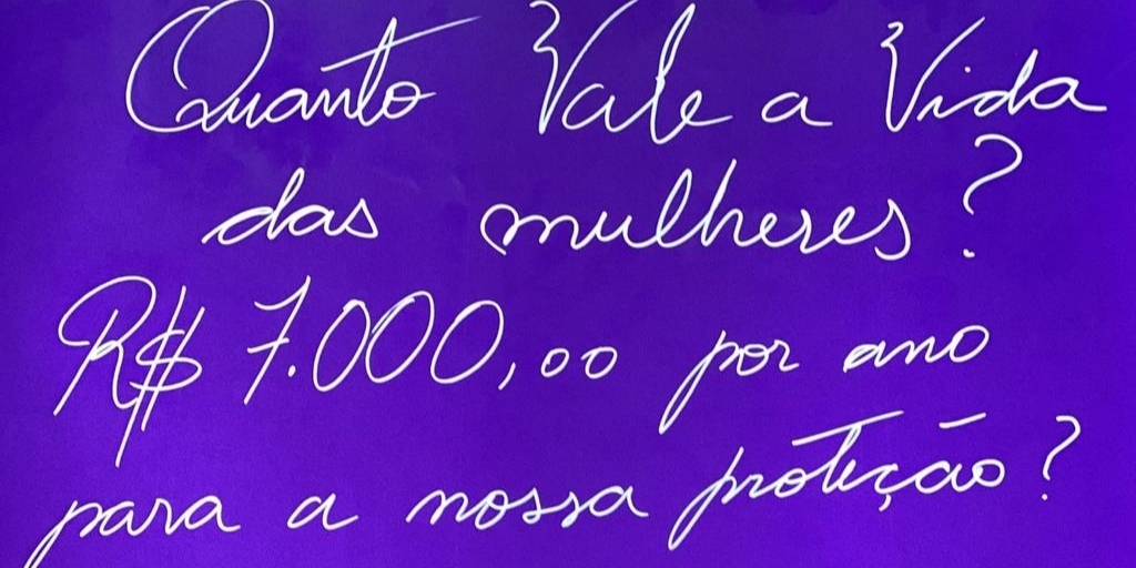 Cartazes foram espalhados em protesto ao orçamento destinado a políticas de apoio à mulher em 2024 