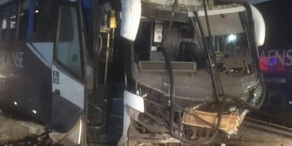 Seis vítimas que estavam no ônibus da linha Macaense, foram levadas para o hospital