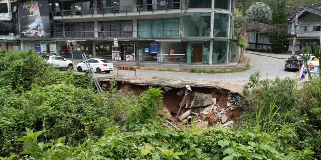 Comerciantes alegam que, após o ocorrido, equipes da prefeitura não retornaram ao local