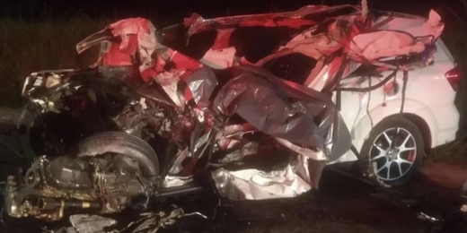 Homem morre em grave acidente na RJ-106 envolvendo carro e ônibus que seguia para Cabo Frio  