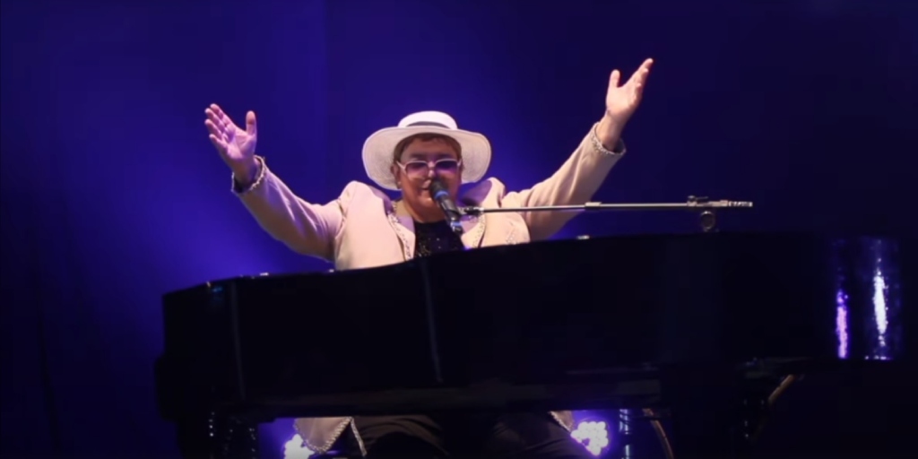 Cantor e pianista Marcos Gruender se apresenta neste domingo, 5, com um 'Tributo a Elton John'