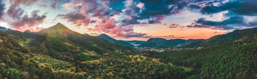 Pôr do sol sobre as montanhas de Nova Friburgo