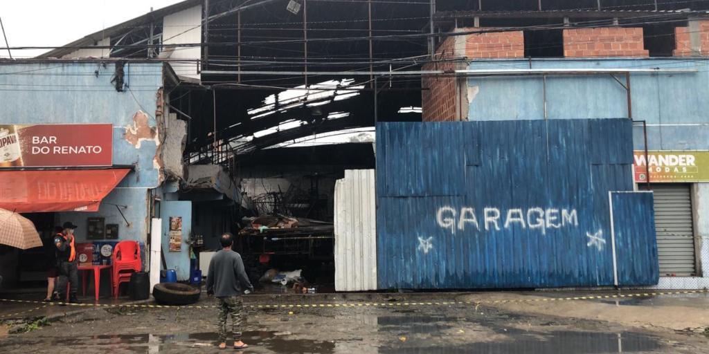 Entrada do barracão após o incêndio