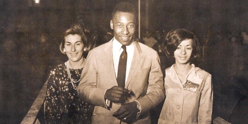 Ao lado de moradoras da cidade, Pelé passeia em Teresópolis