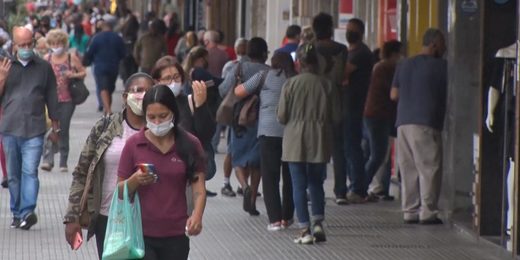 Dois anos após 1º caso do coronavírus no Brasil, o dilema: quando a pandemia acaba?